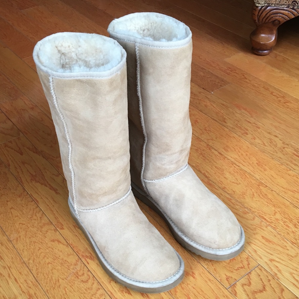 Ugg women’s classic tall boot in Sand, size 7